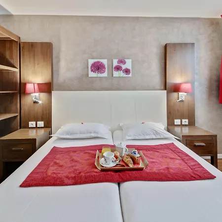 Hotel Paris Pacific: Metro-Adjacent Lodging Near Orly Airport-3