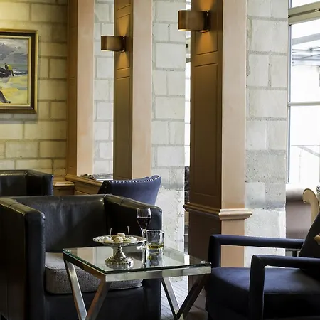 Logis Hotel Restaurant Le Dauphin Et Le Spa Du Prieure-3
