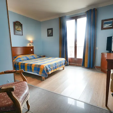 Baccarat Hostel-3