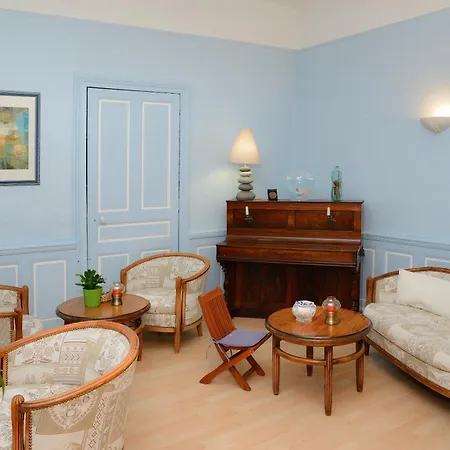 Logis Hotel Et Restaurant Du Dauphin-3