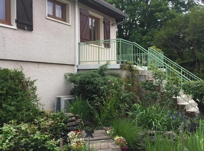 Sous La Tour Bed & Breakfast Agencourt, France