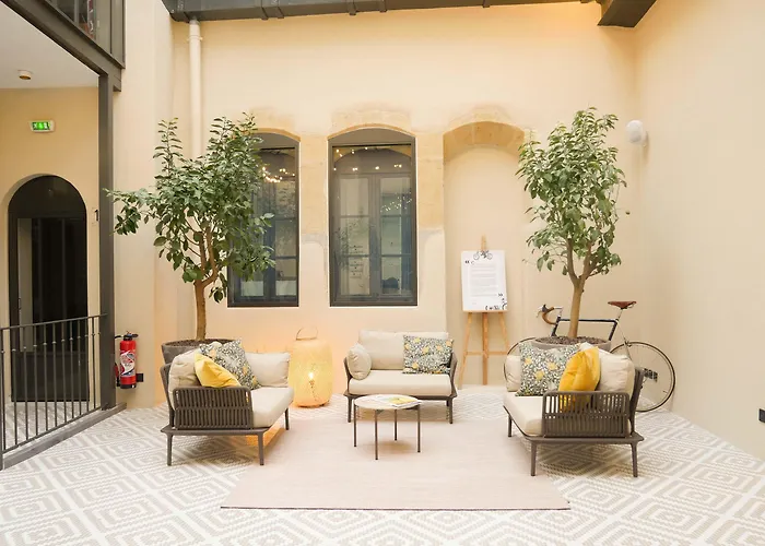 Le Phenix Hotel
