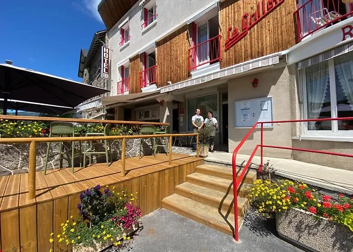 Hotel Restaurant Le Grillon Chambon-sur-Lac, France