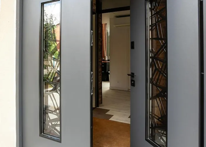 Paris East Side Lodge Pantin, France