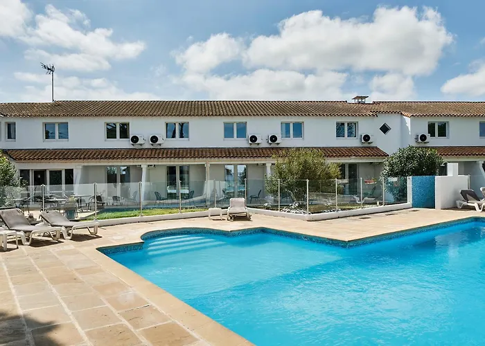 Artemia Aigues-Mortes - Hôtel avec piscine - Bornes électriques - Parking privé - Local vélo-moto, Francia