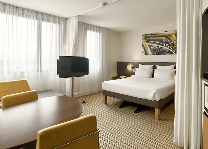 B&B Hotel Velizy Est