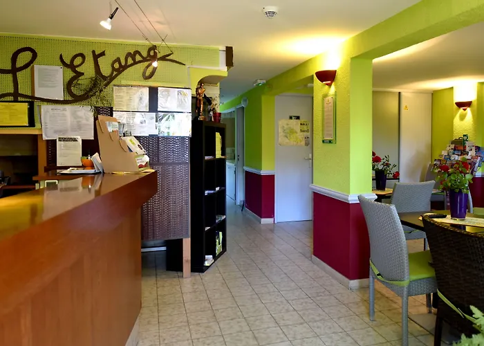 Logis Hotel De L'Etang Cucuron, France