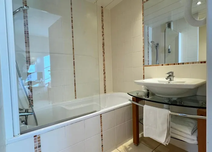 Logis Hotel Restaurant Le Dauphin Et Le Spa Du Prieure