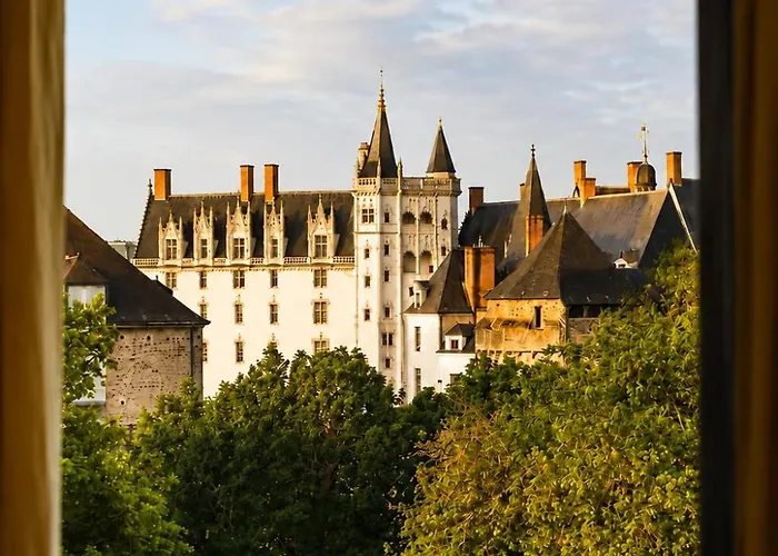 L - Face Au Château - Boutique Et Séminaires