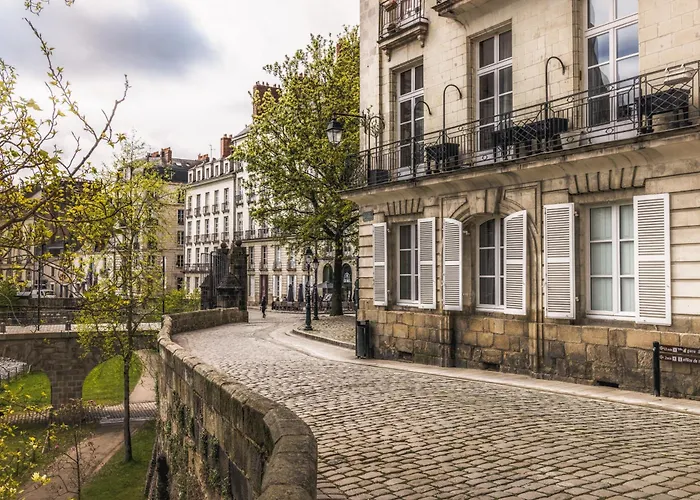 L - Face Au Château - Boutique Et Séminaires