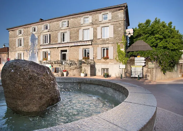 Hotel Restaurant Le Sully Saint-Saud-Lacoussière, Francia